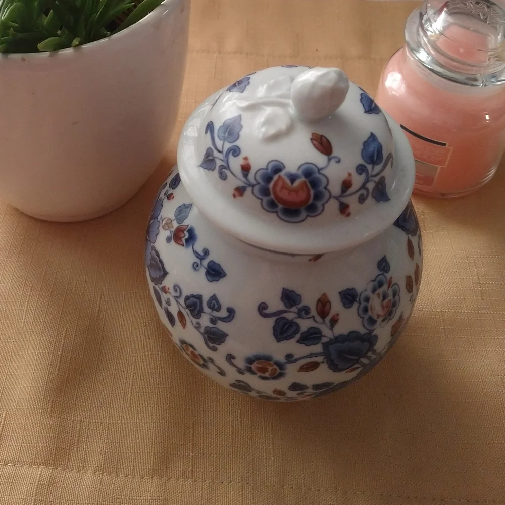 Estée Lauder-Vintage Porcelain Bath Jar 1.6oz